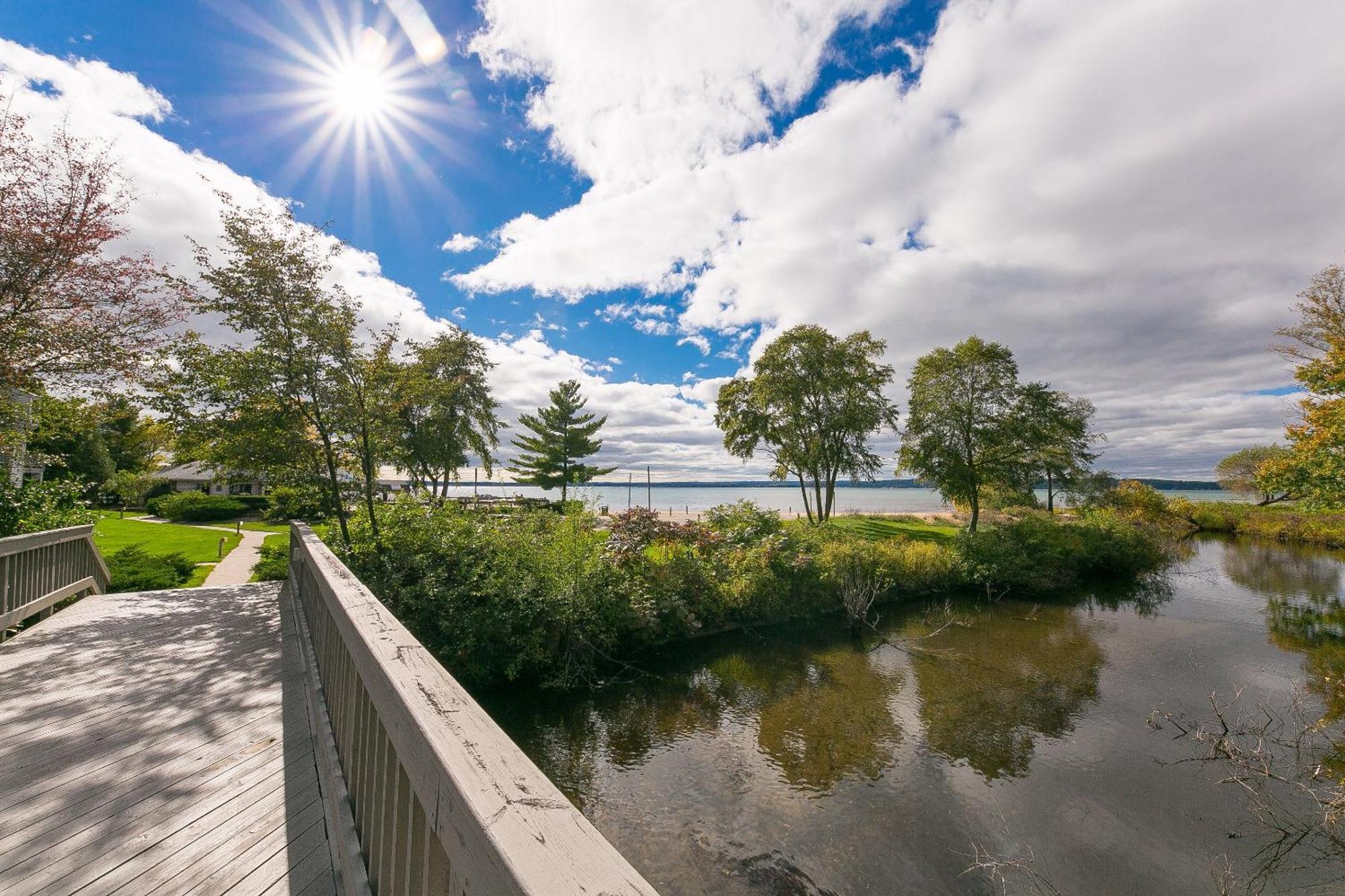 Gorgeous Grand Traverse Bay Beach Front Condo 트래버스 시티 외부 사진